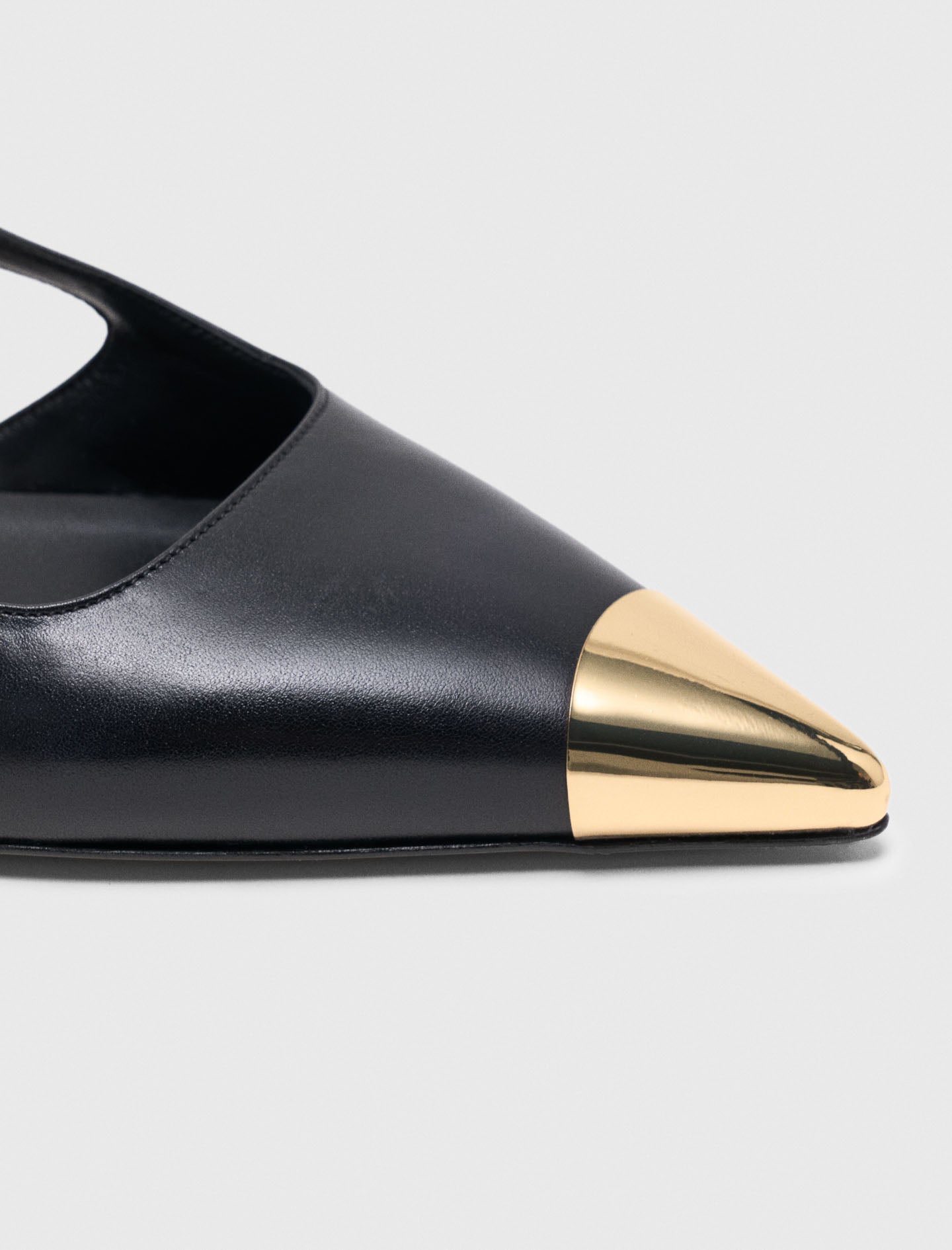 Smooth leather slingback pumps