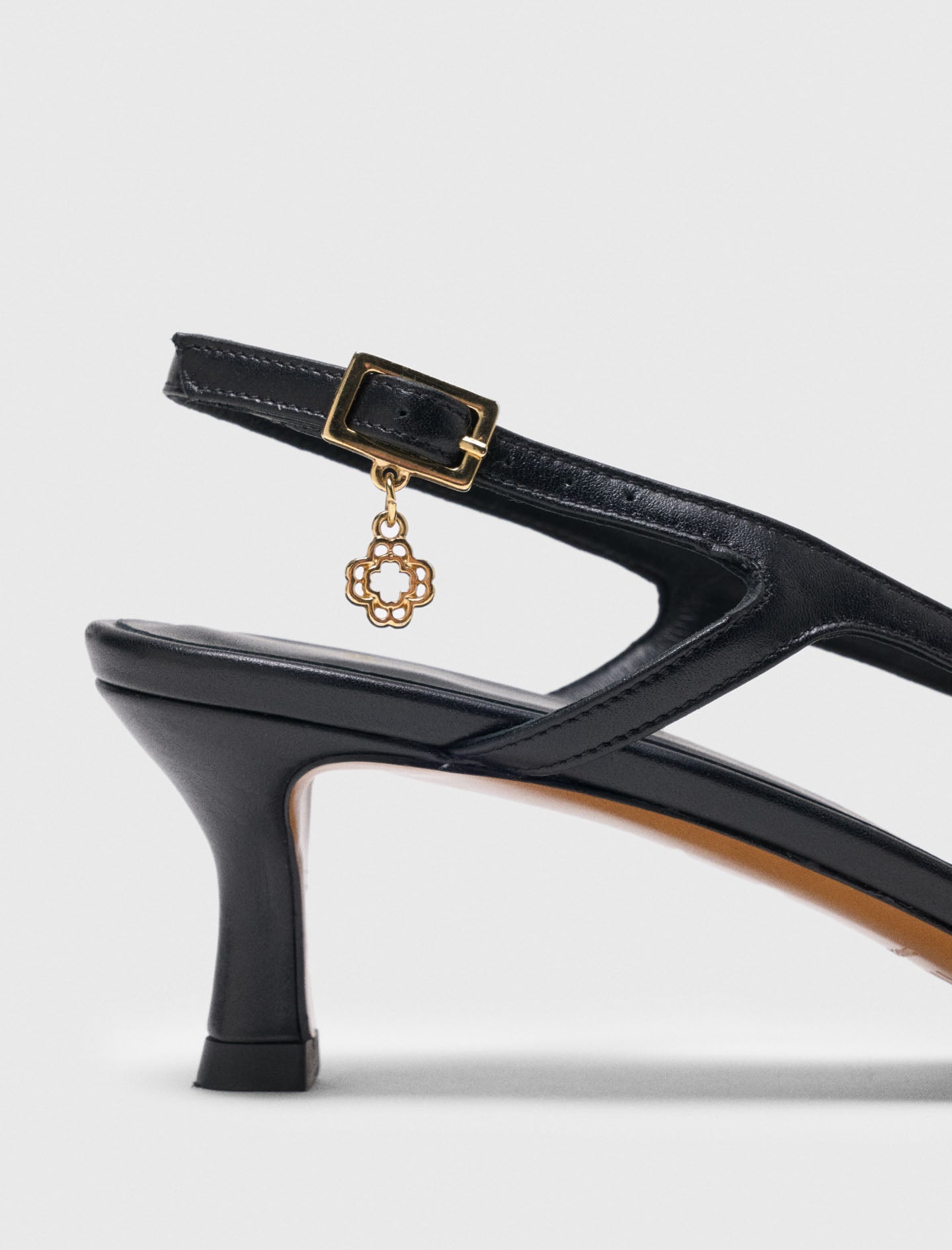 Smooth leather slingback pumps