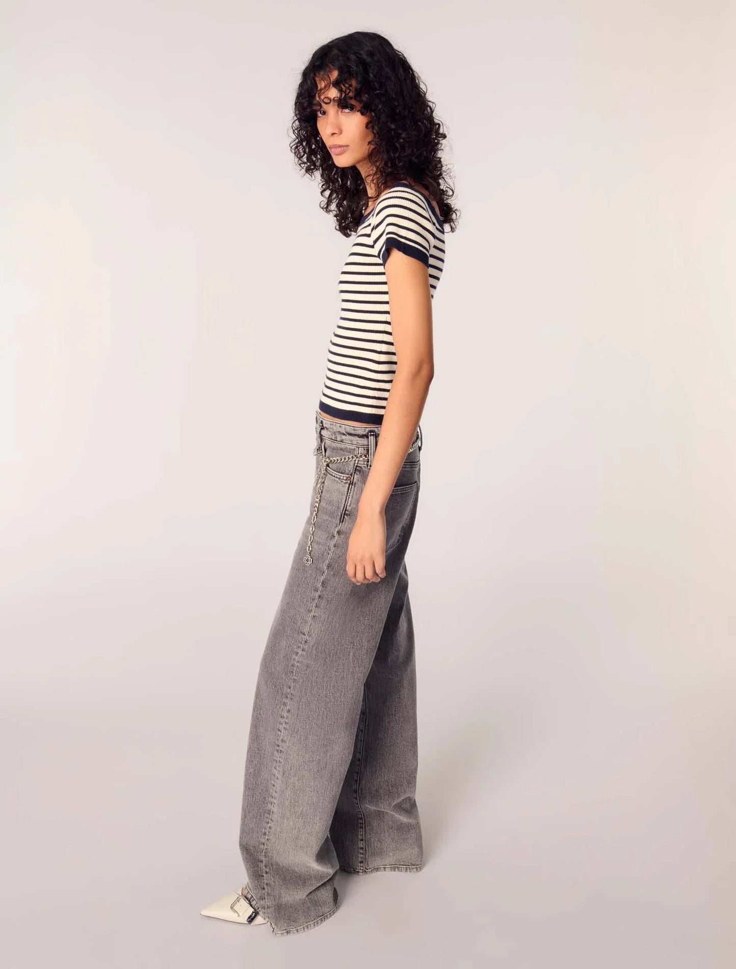 Grey-Wide-Leg Jeans With Chain-Link Belt