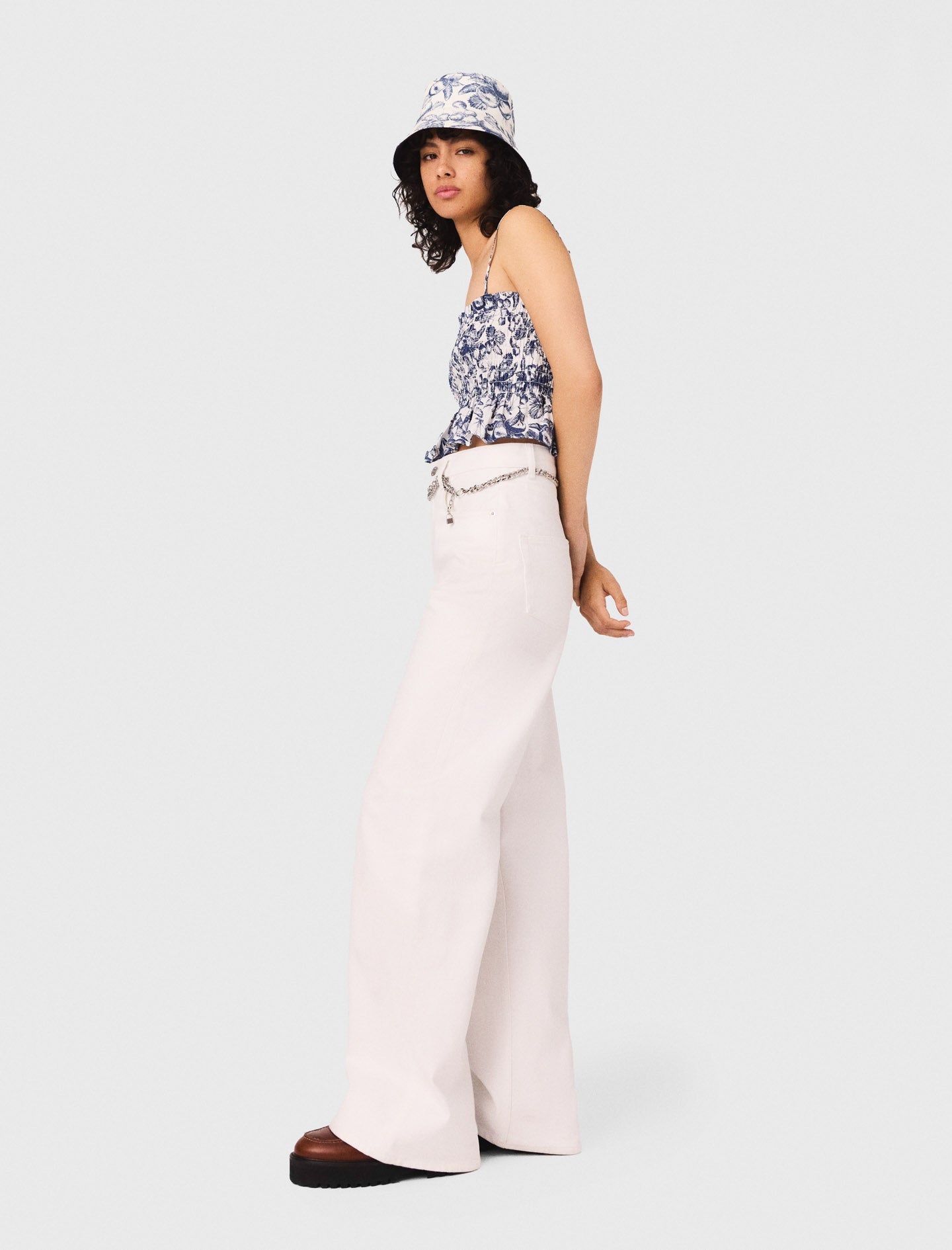 Wide high-waisted jeans