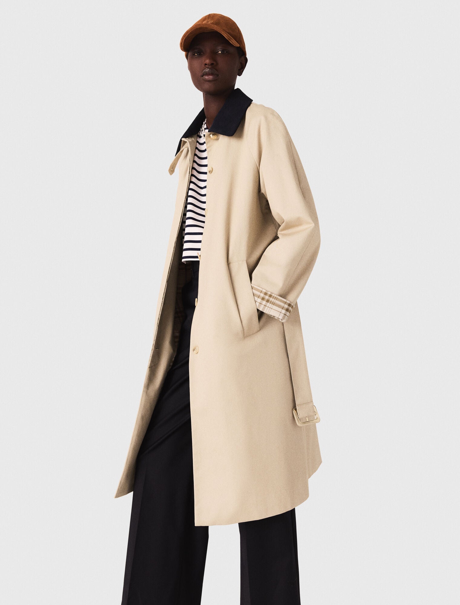Contrast sleeve and collar trench