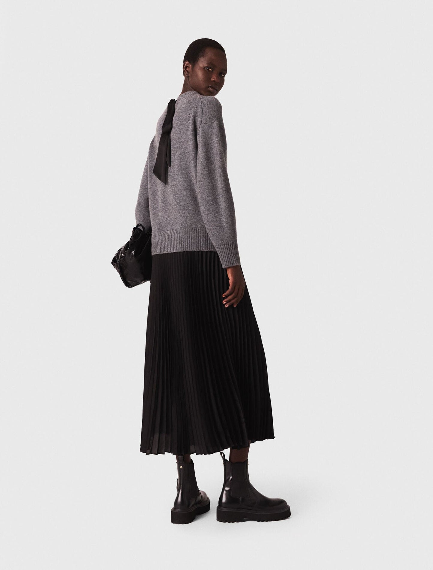 فستان ماكسي باللون الرمادي والأسود