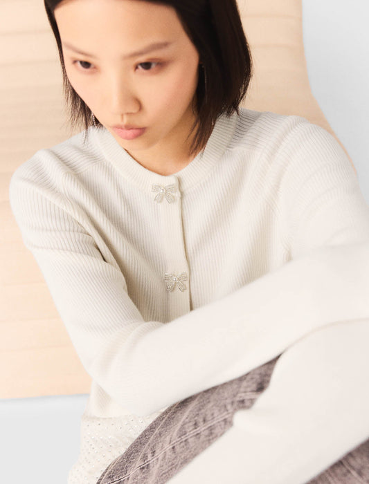 كارديغان بأزرار على شكل فيونكا لون بيج