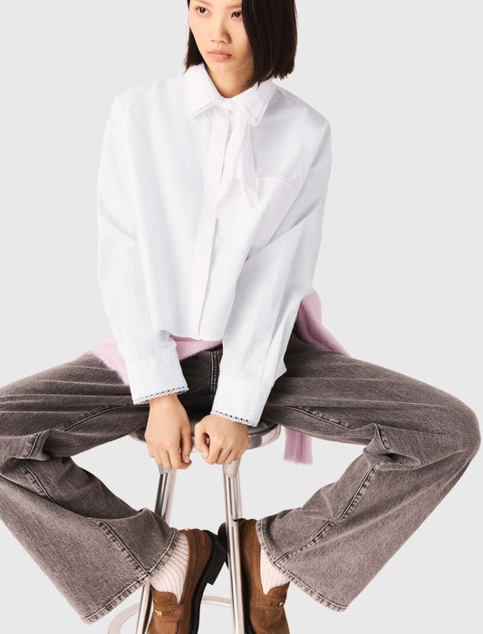 قميص أبيض بياقة كروشيه