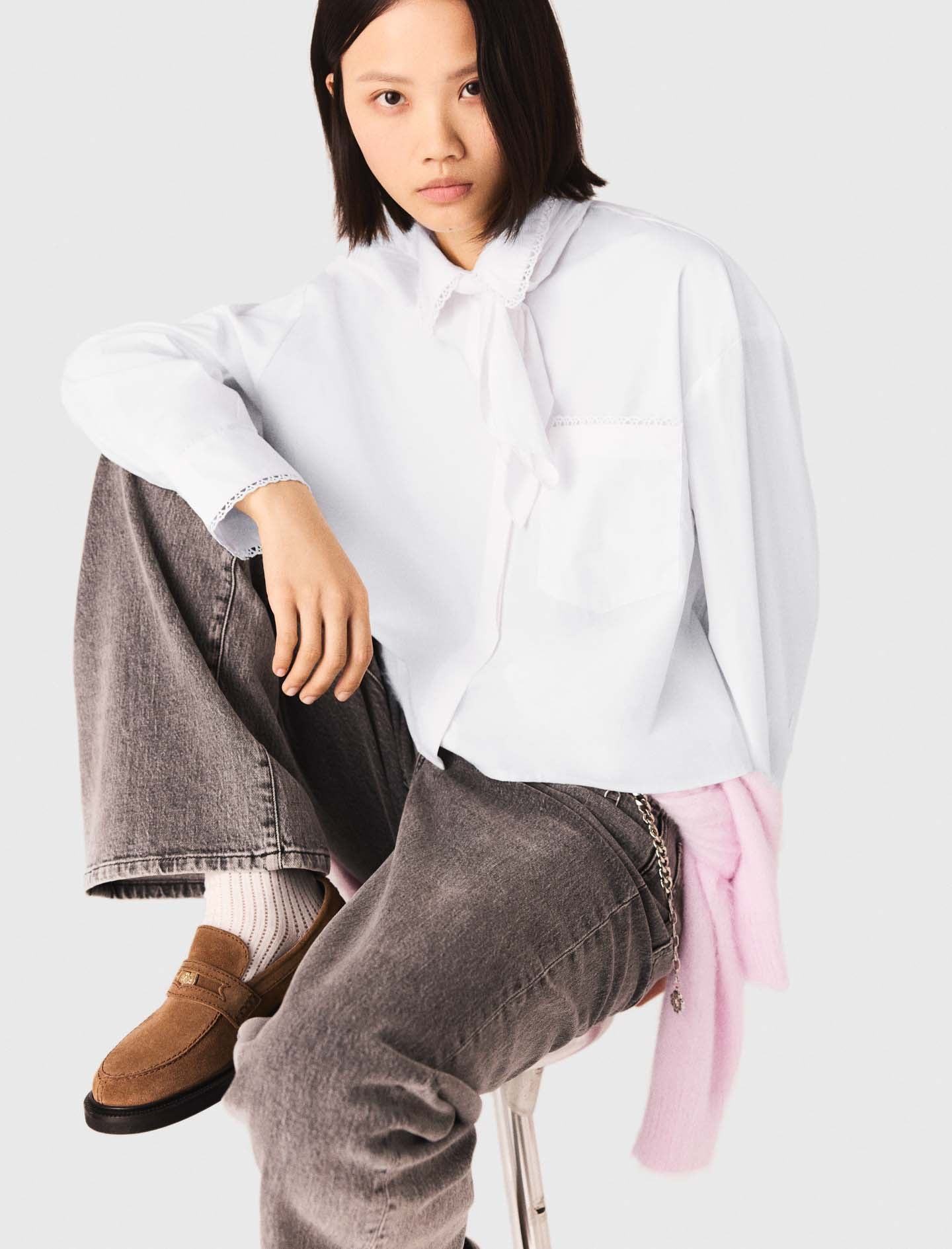 قميص أبيض بياقة كروشيه