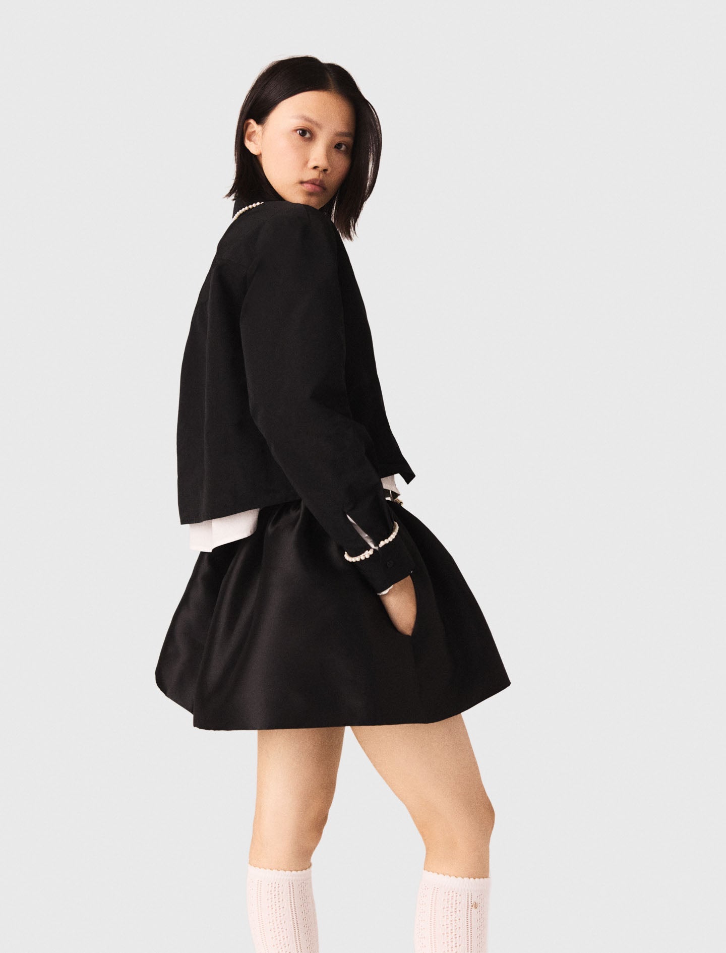 قميص أسود قصير