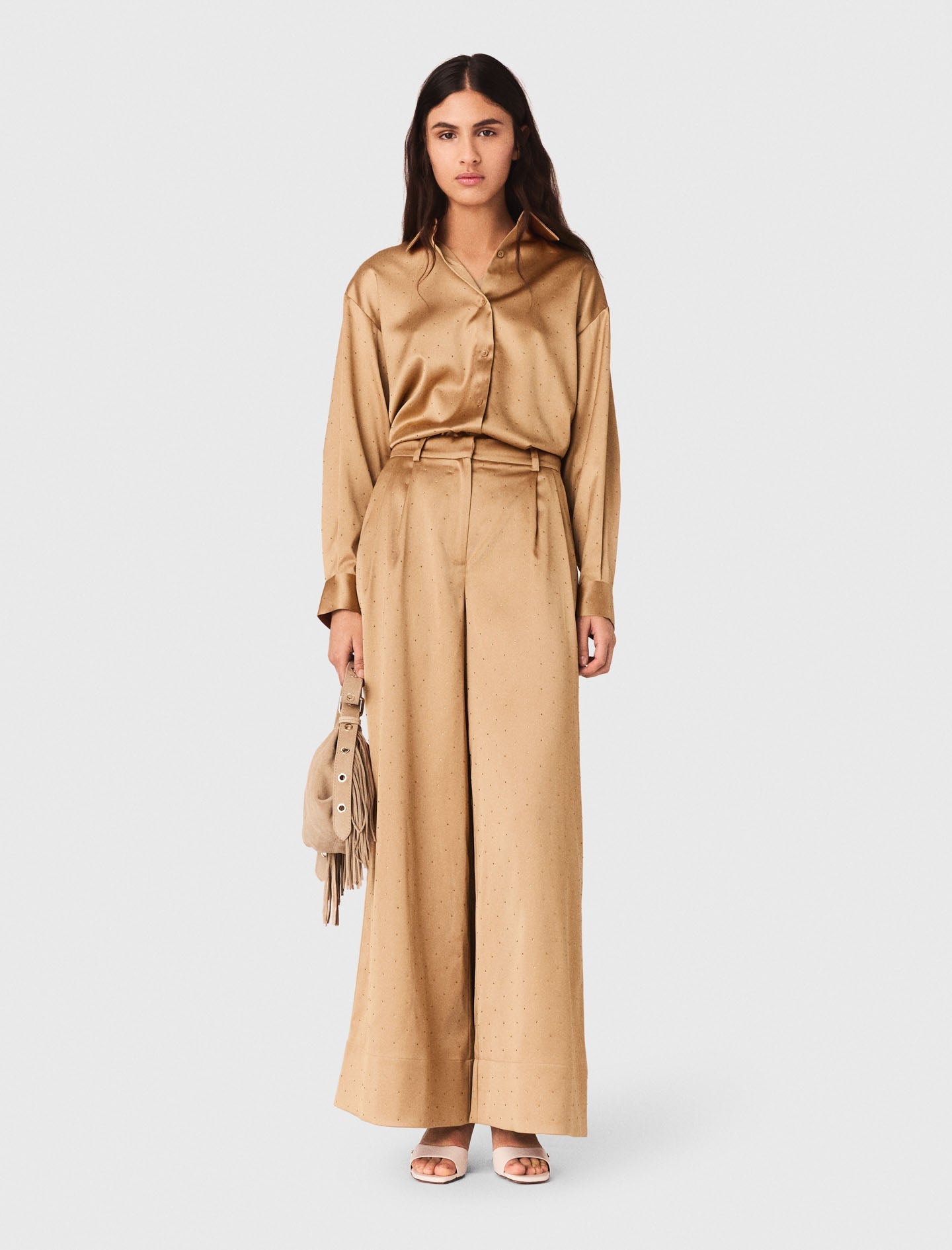 قميص من الساتان المزين بأحجار الراين