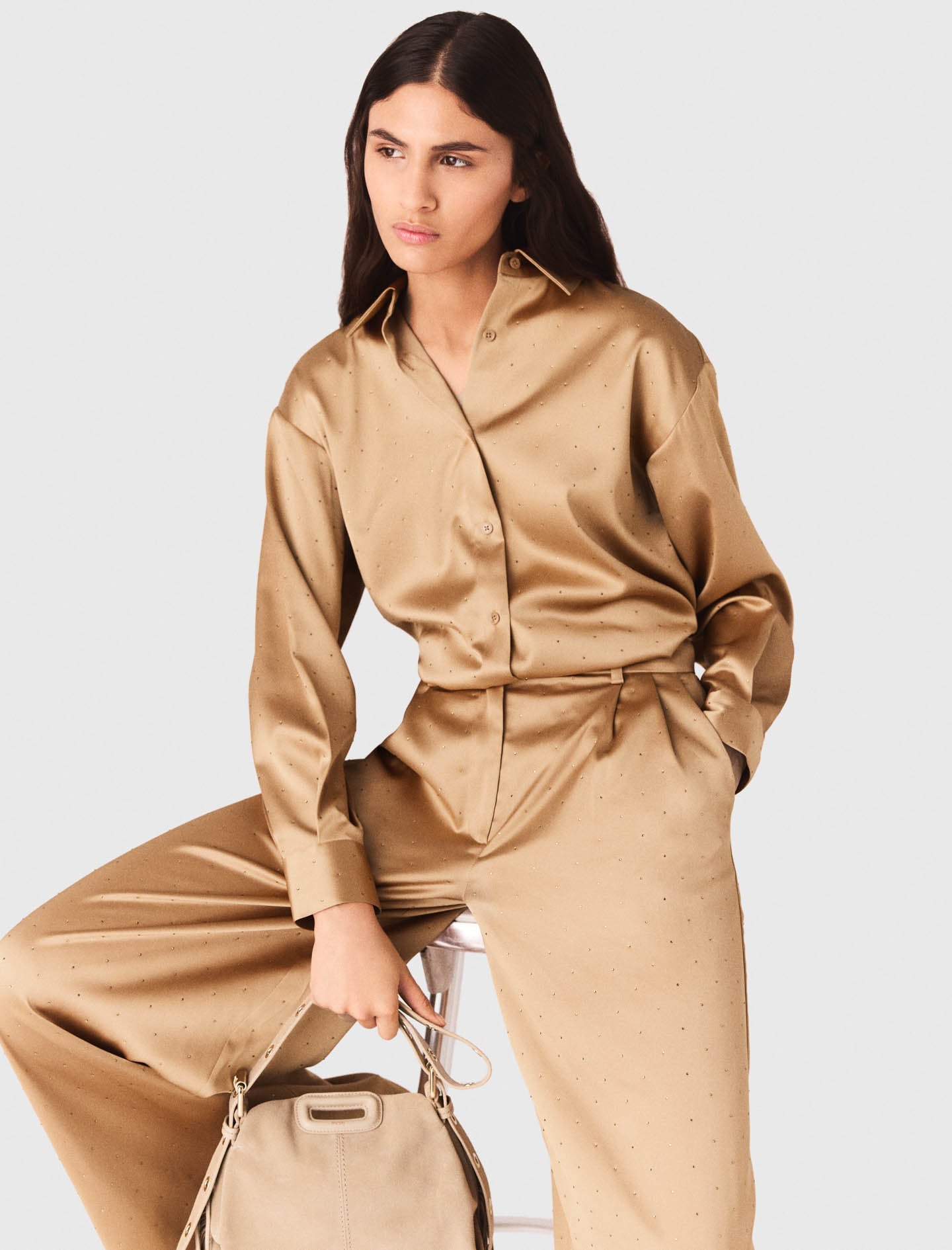 قميص من الساتان المزين بأحجار الراين