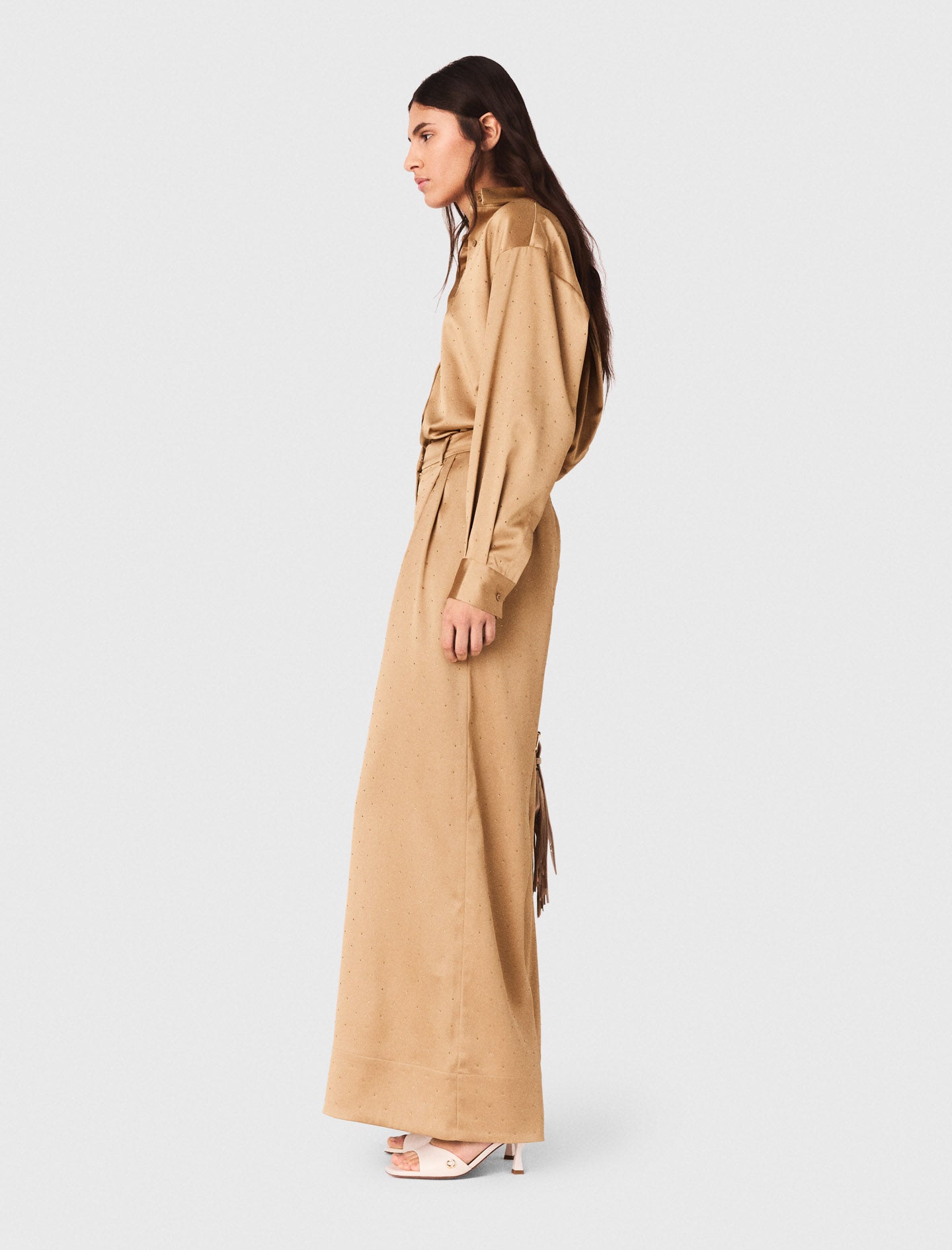 قميص من الساتان المزين بأحجار الراين