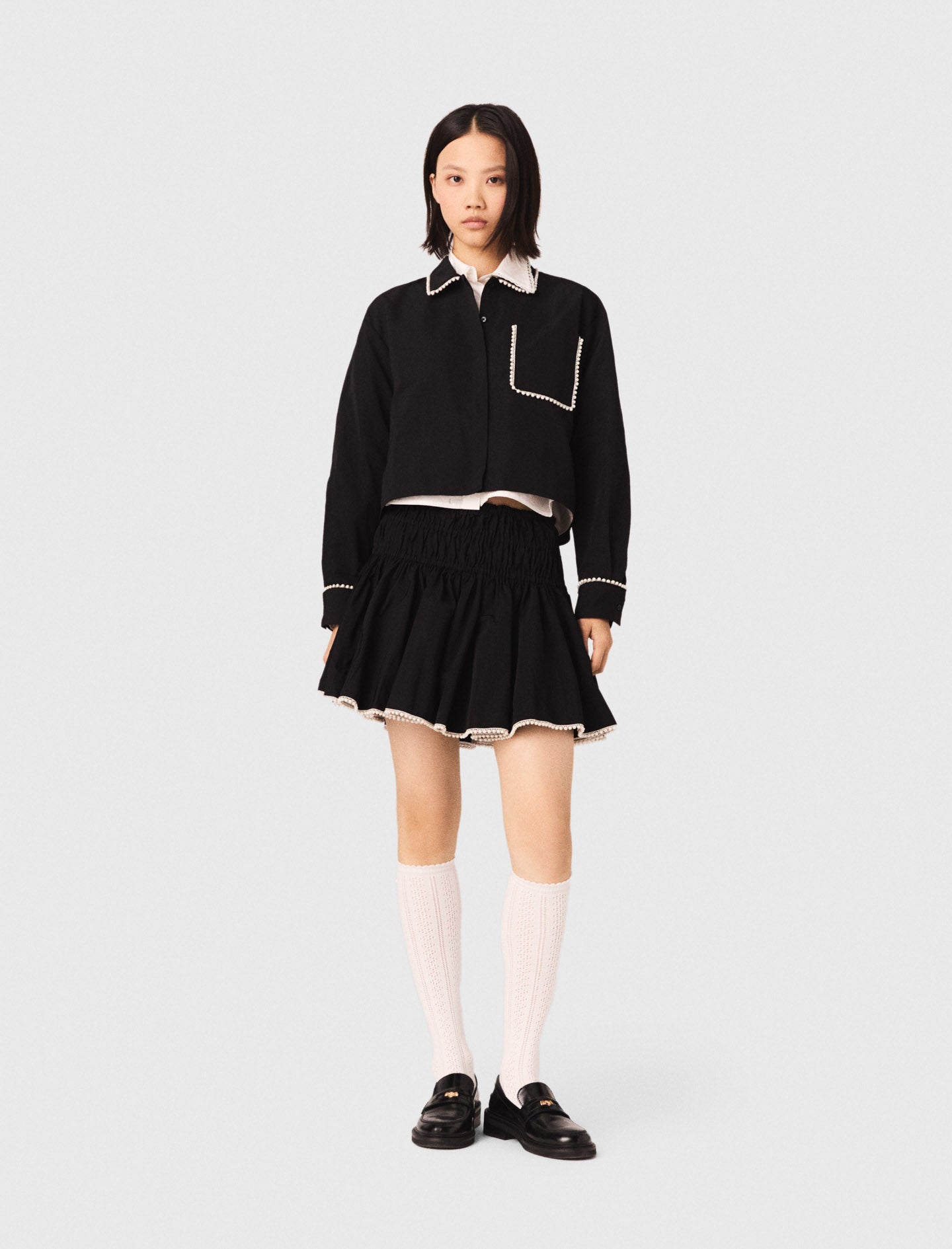 تنورة سوداء بحاشية مطرزة بالخرز