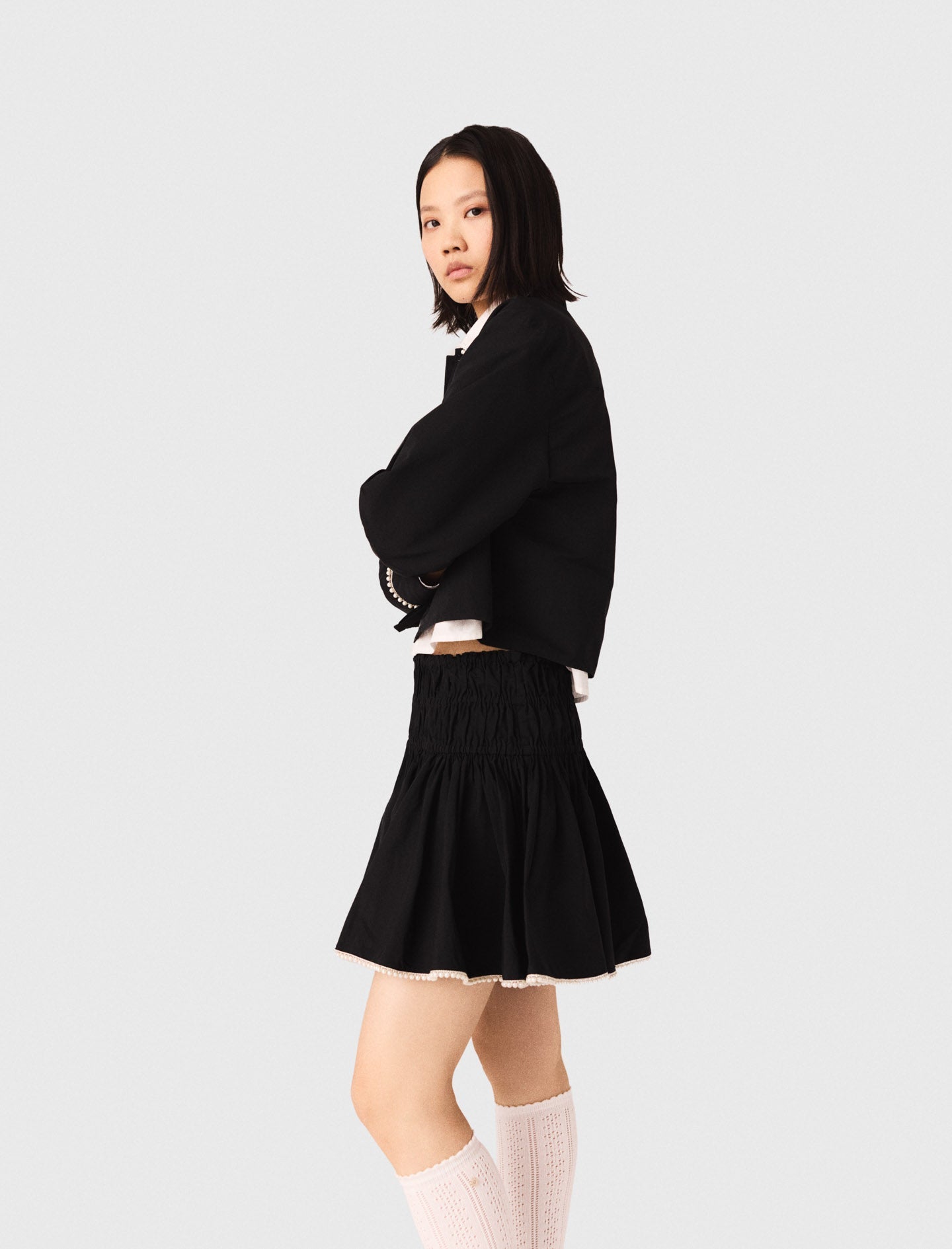 تنورة سوداء بحاشية مطرزة بالخرز