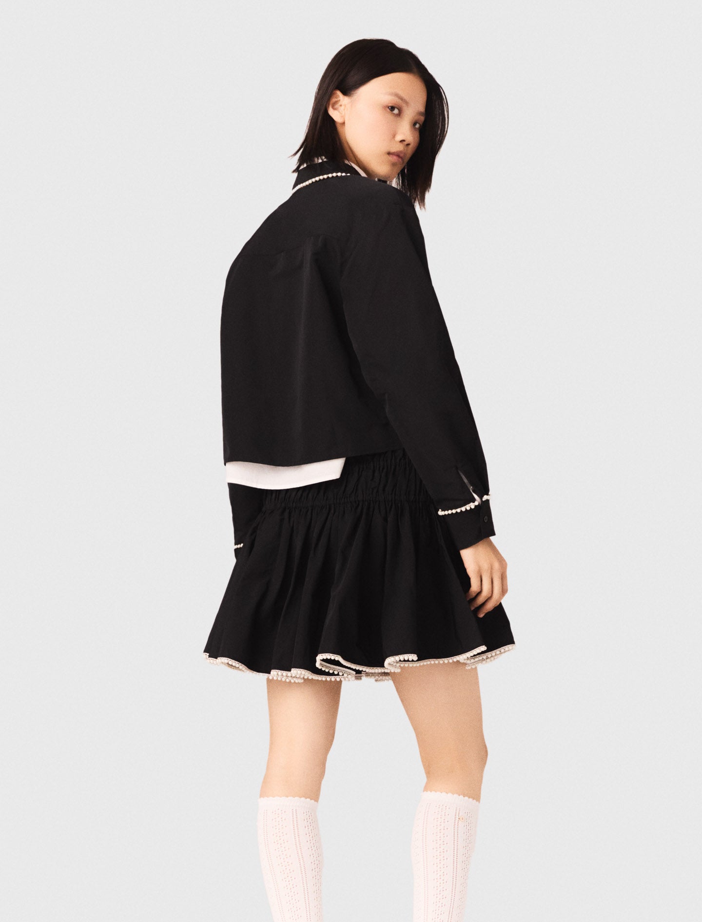 تنورة سوداء بحاشية مطرزة بالخرز