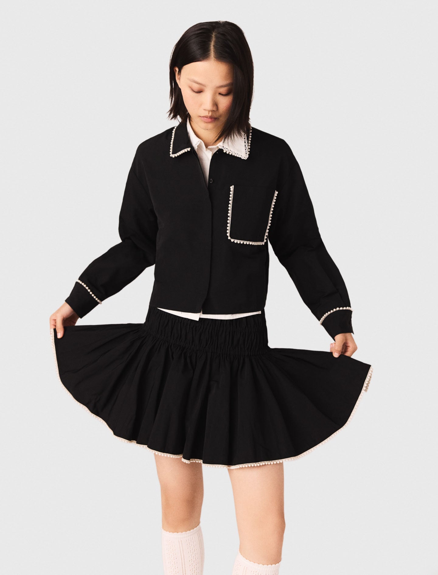 تنورة سوداء بحاشية مطرزة بالخرز