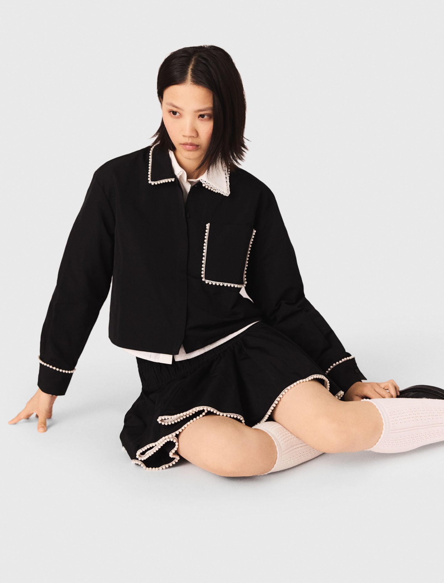 تنورة سوداء بحاشية مطرزة بالخرز