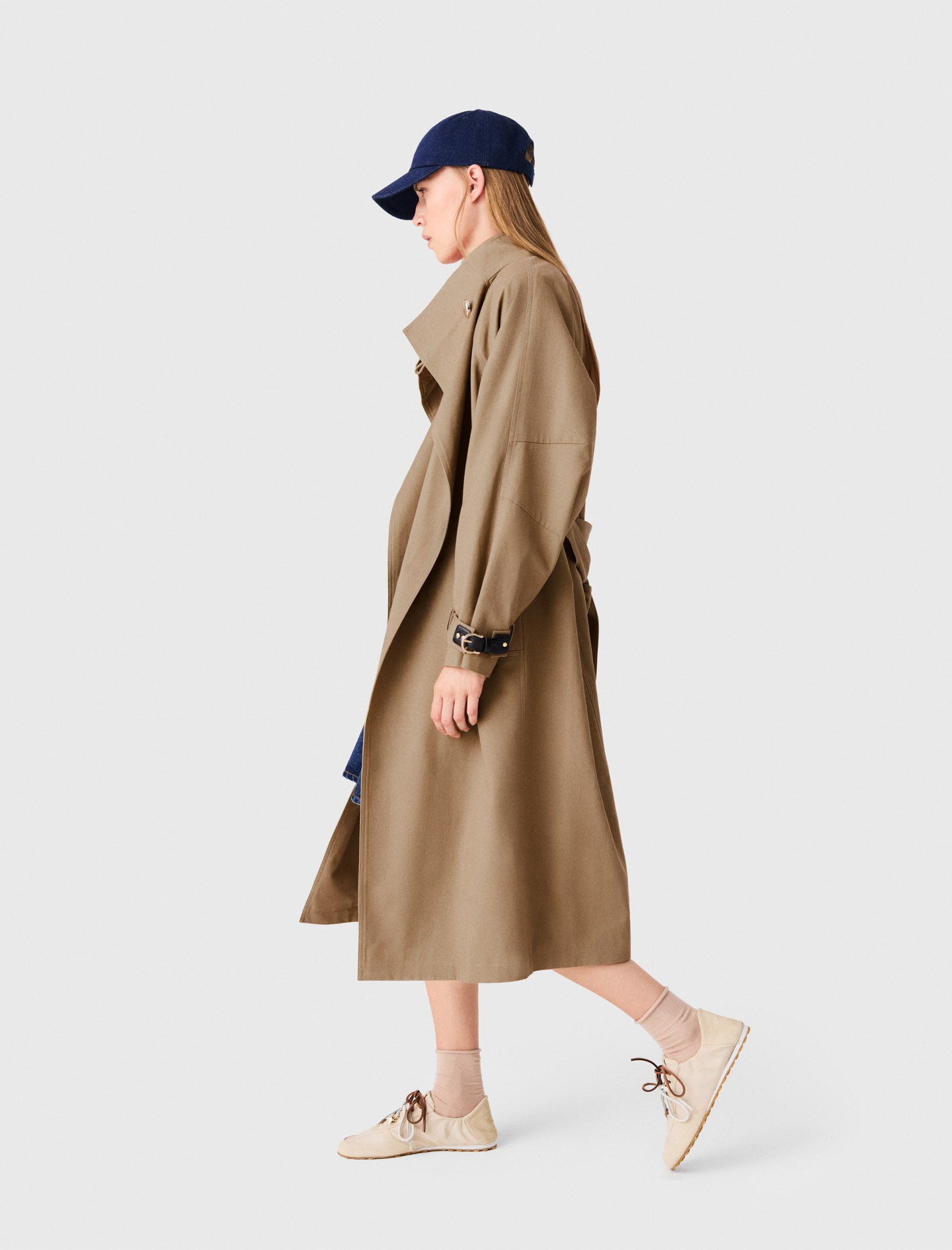 Long belted trench, gold buttons Beige