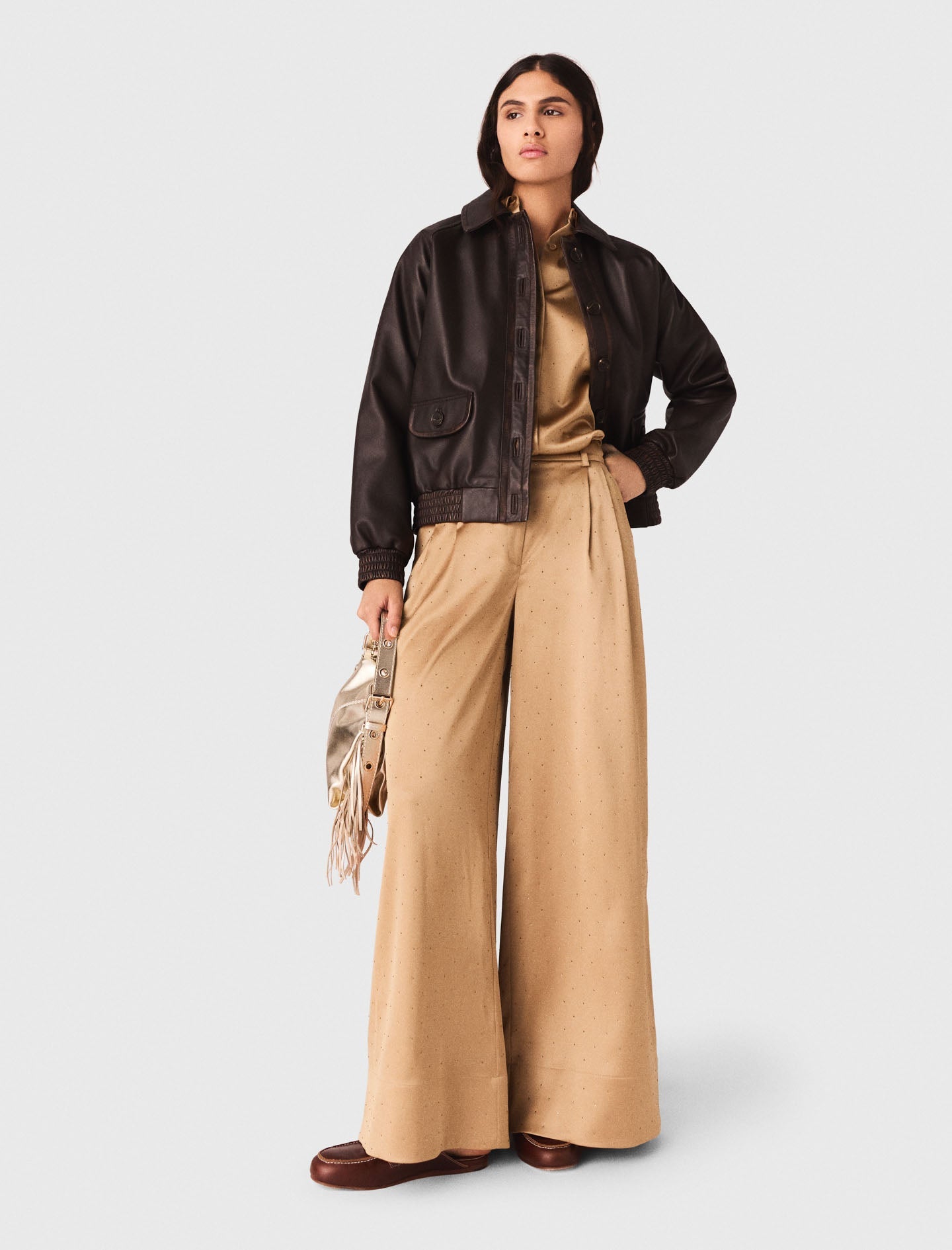 بنطلون من الساتان المزين بأحجار الراين