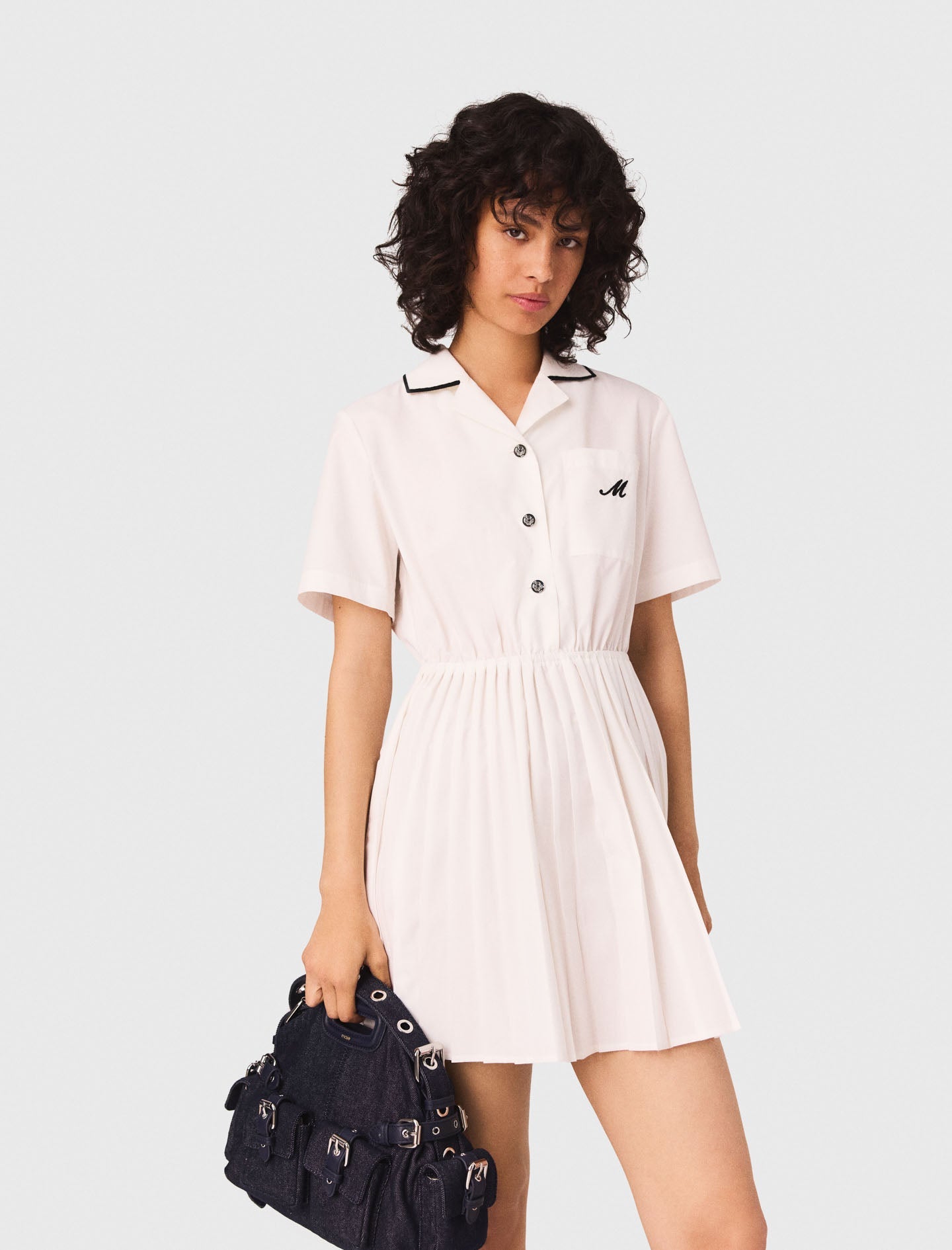 فستان بياقة قميص وأكمام قصيرة 