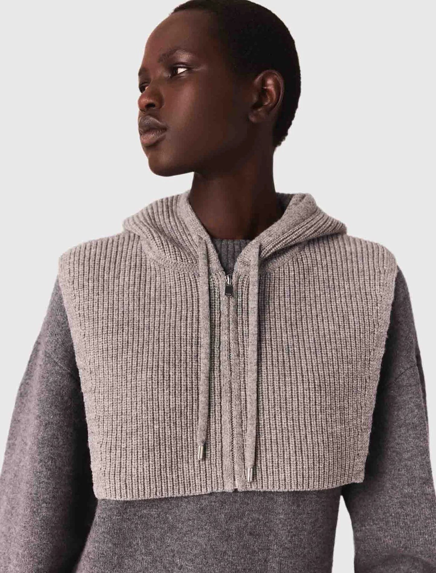 فستان ماكسي باللون الرمادي والأسود