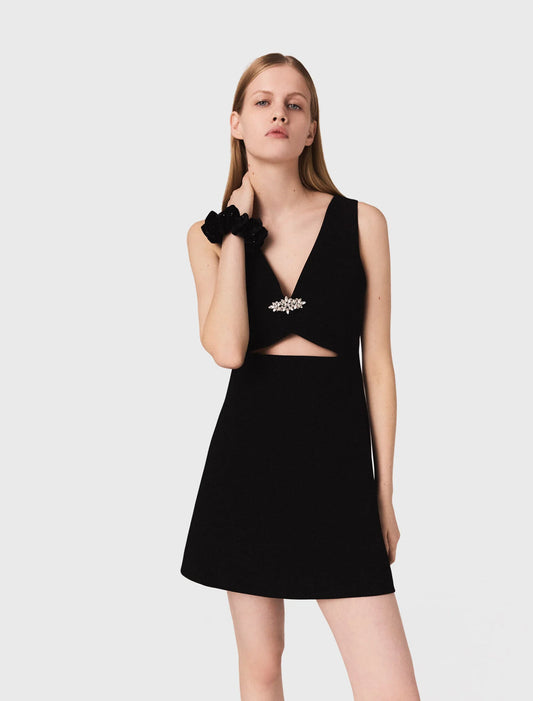 فستان أسود قصير مطرز بأحجار