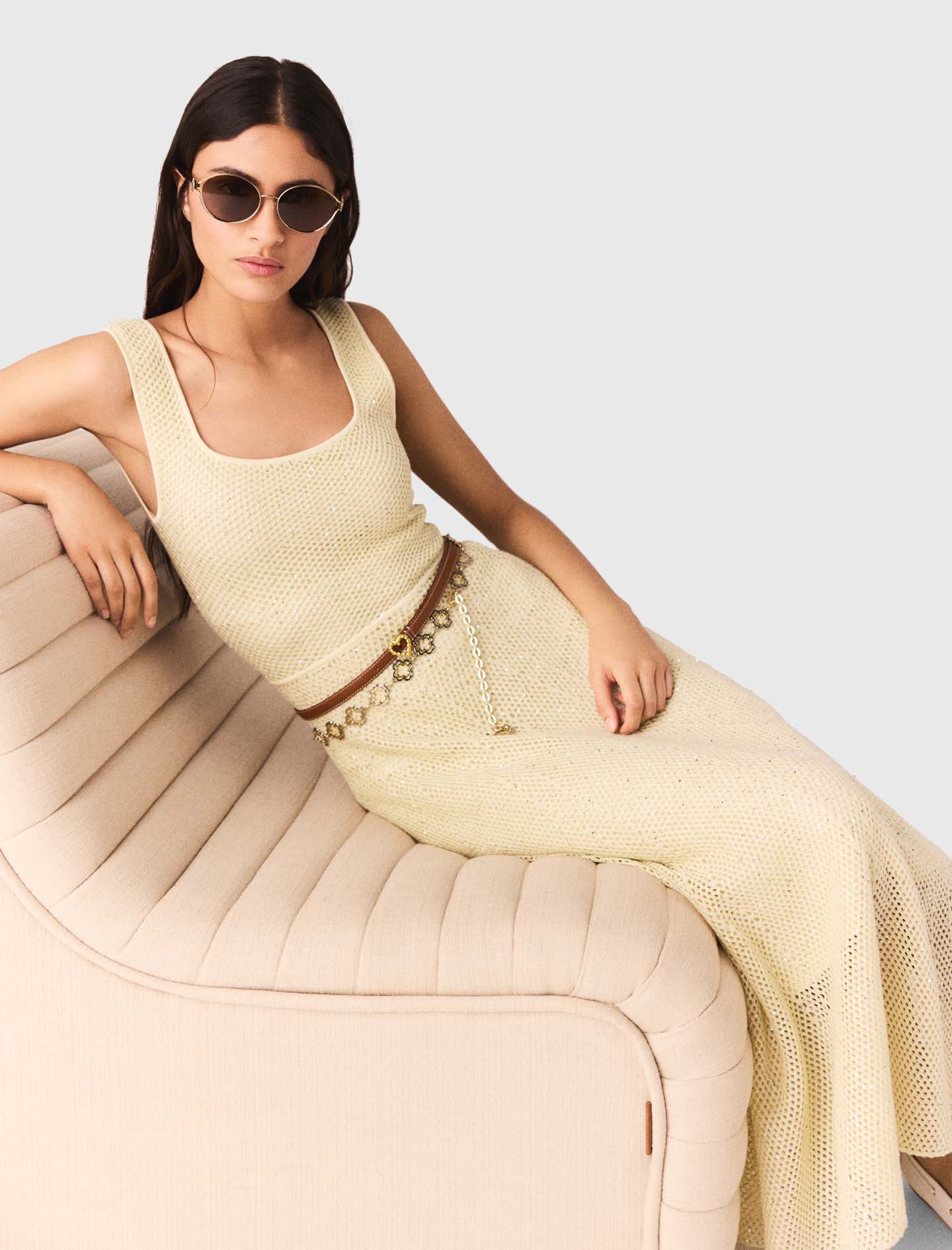 فستان ماكسي محبوك ومزين بأحجار الراين