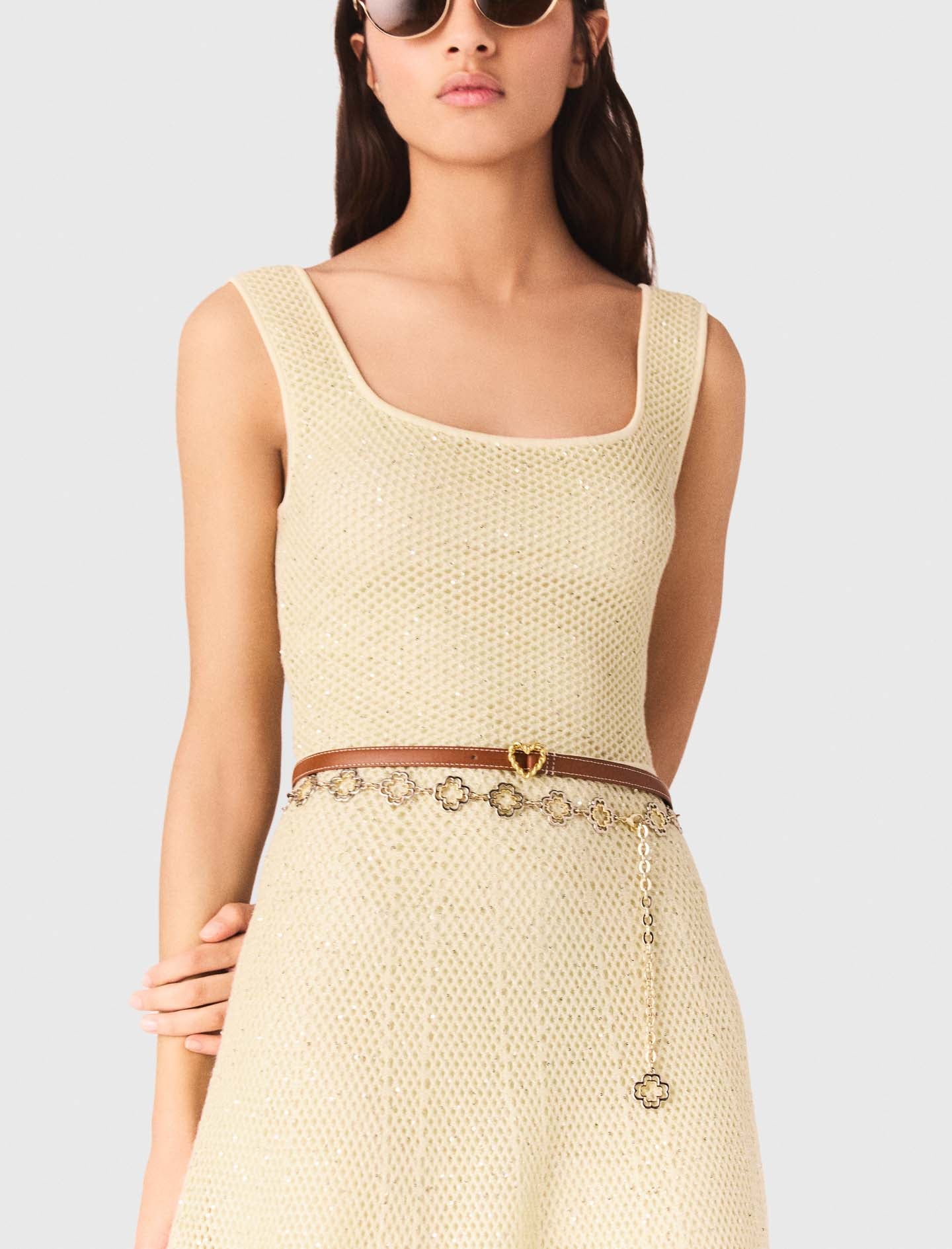 فستان ماكسي محبوك ومزين بأحجار الراين