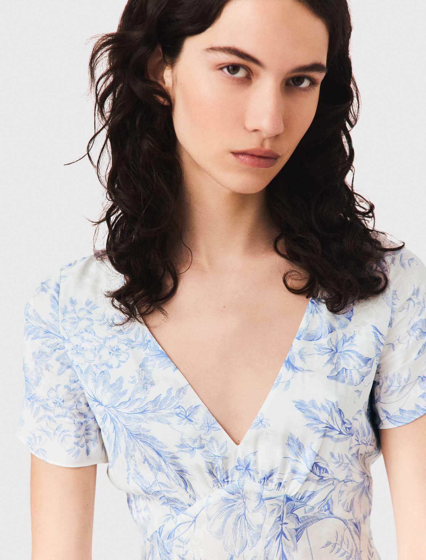 فستان طويل منقوش واسع بطبعة زهور كبيرة لون أزرق سماوي