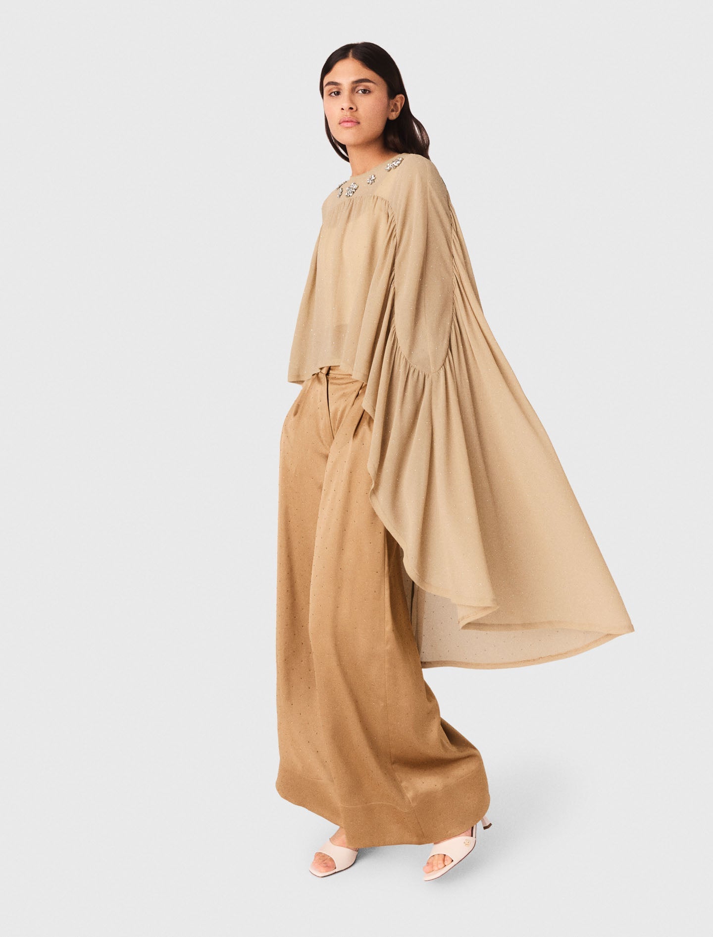 كنزة قصيرة بياقة مزينة بالأحجار