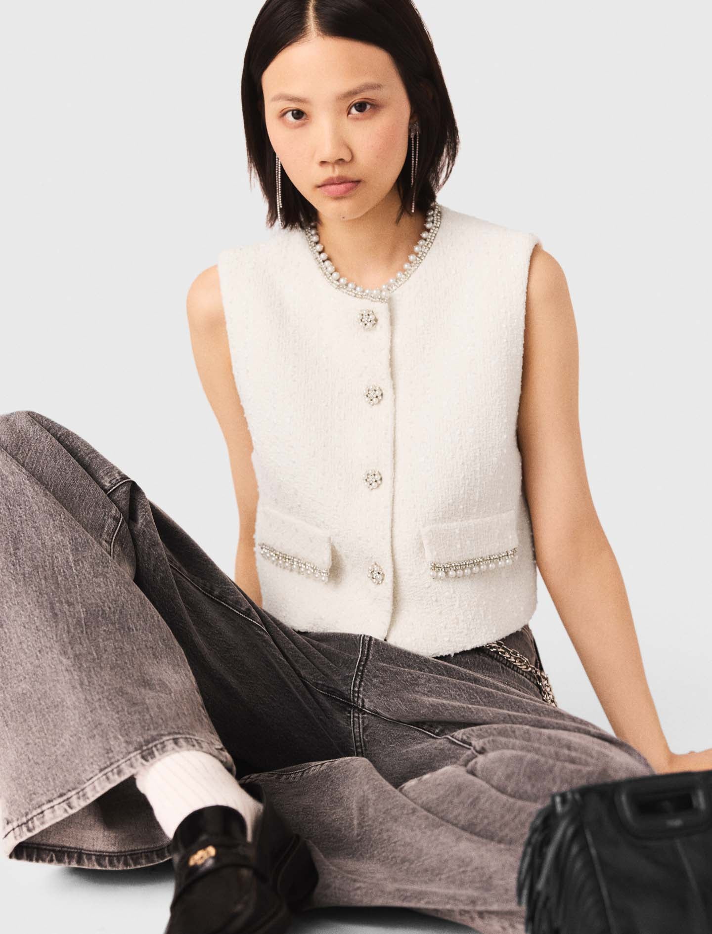 سترة تويد مزينة بالخرز باللون البيج