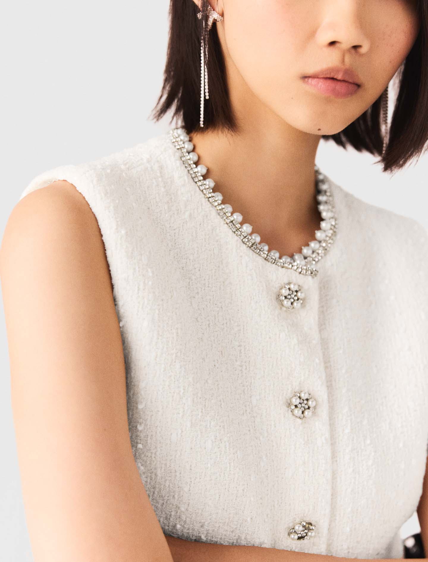 سترة تويد مزينة بالخرز باللون البيج