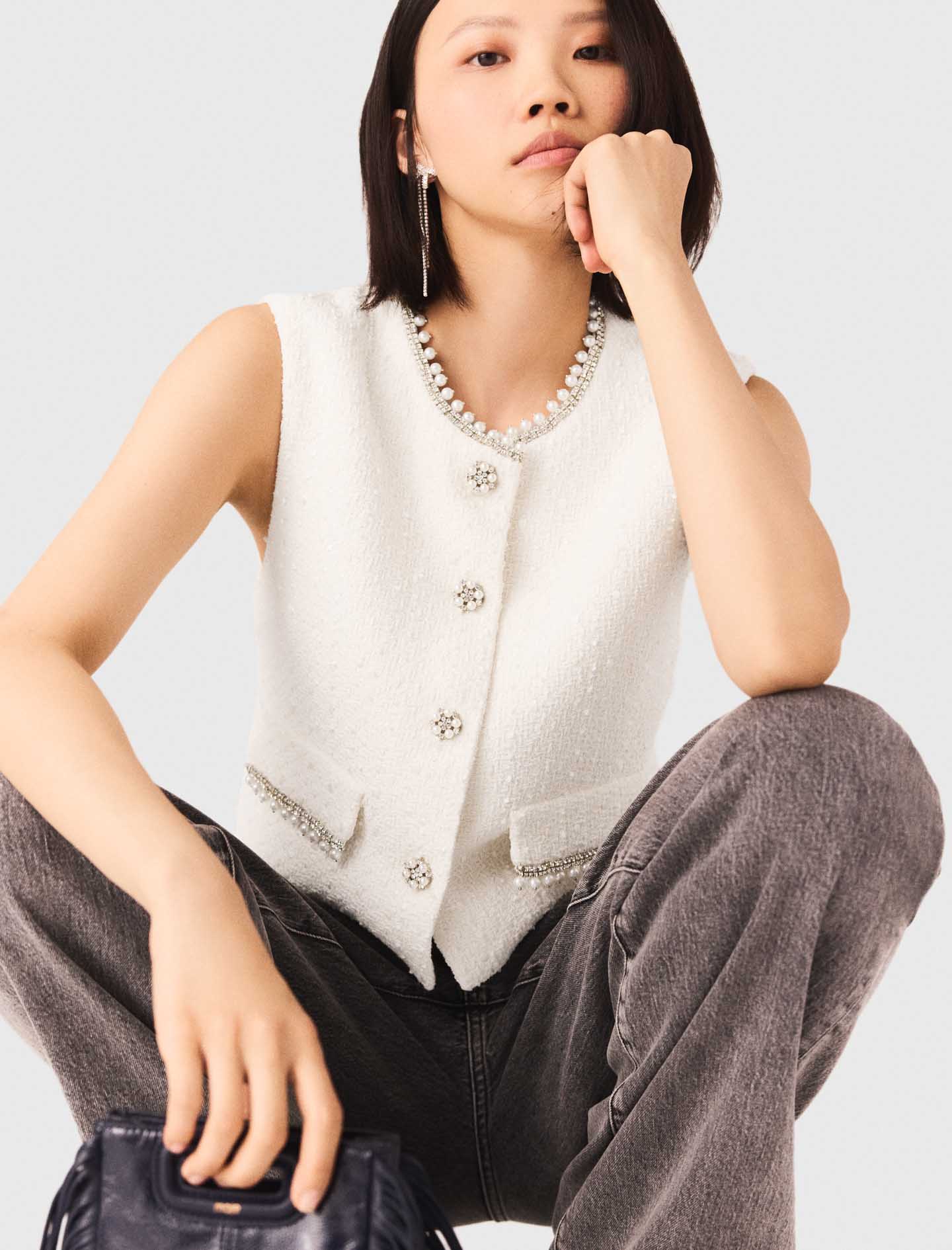 سترة تويد مزينة بالخرز باللون البيج