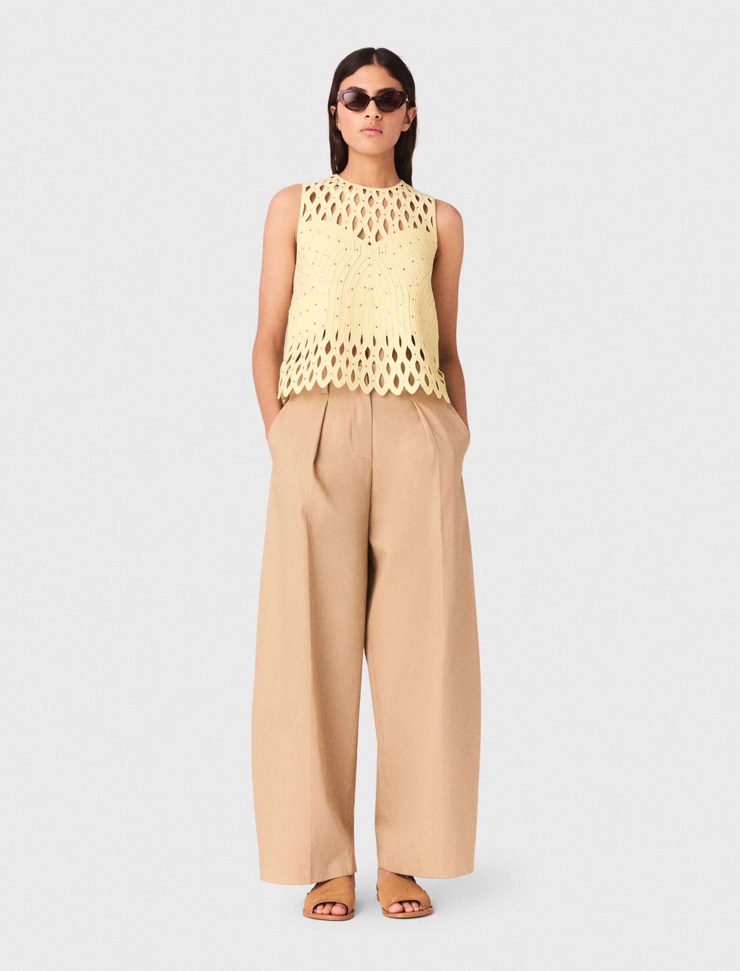 كنزة كروشيه مزينة بأحجار الراين