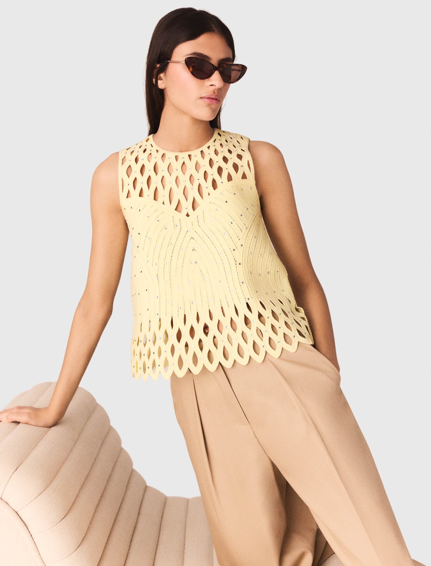 كنزة كروشيه مزينة بأحجار الراين